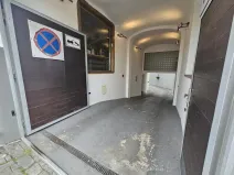 Pronájem garážového stání, Praha - Nusle, Bartoškova, 17 m2