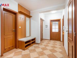 Prodej bytu 3+kk, Karlovy Vary, Zámecký vrch, 77 m2