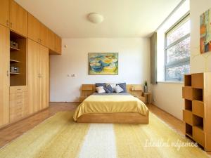 Pronájem atypického bytu, Šestajovice, K Úvozu, 280 m2