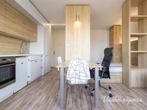 Pronájem bytu 1+kk, Praha - Záběhlice, Topolová, 31 m2