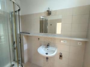 Pronájem bytu 2+1, Karlovy Vary - Drahovice, Zbrojnická, 55 m2