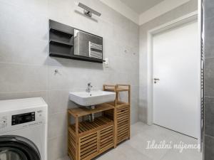Pronájem bytu 1+kk, Praha - Lipence, Oddechová, 36 m2