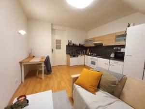 Pronájem bytu 2+kk, Praha - Kobylisy, Ke Stírce, 52 m2