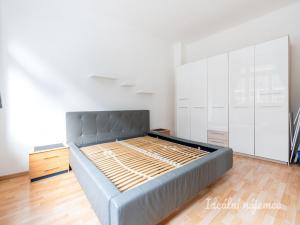 Pronájem bytu 2+kk, Praha - Smíchov, Stroupežnického, 32 m2