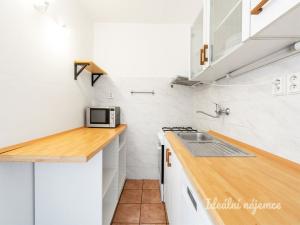 Pronájem bytu 2+kk, Praha - Karlín, Nekvasilova, 50 m2