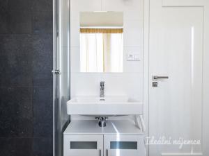 Pronájem bytu 2+kk, Praha - Strašnice, Limuzská, 50 m2
