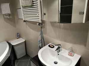Pronájem bytu 2+kk, Praha - Zličín, Tulešická, 57 m2