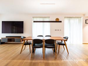 Pronájem bytu 6+kk a větší, Čelákovice - Sedlčánky, Matěje Koštíře, 310 m2