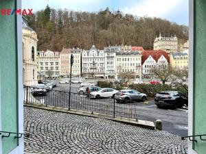 Pronájem komerční nemovitosti, Karlovy Vary, Divadelní náměstí, 100 m2