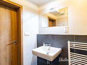 Pronájem bytu 1+kk, Praha - Kyje, Sicherova, 33 m2