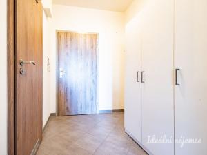 Pronájem bytu 1+kk, Praha - Kyje, Sicherova, 33 m2