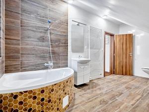 Prodej bytu 2+kk, Karlovy Vary, U Trati, 63 m2