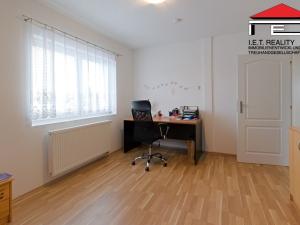 Pronájem bytu 2+1, Praha - Kbely, Svijanská, 40 m2