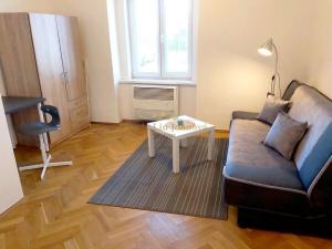 Pronájem bytu 1+kk, Praha - Libeň, Pod Labuťkou, 19 m2