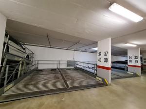 Pronájem garážového stání, Praha - Smíchov, Na Zatlance, 13 m2