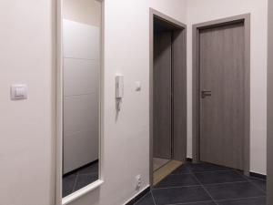 Pronájem bytu 2+kk, Praha - Malá Chuchle, Strakonická, 38 m2