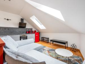 Pronájem bytu 1+kk, Praha - Vršovice, Černomořská, 51 m2