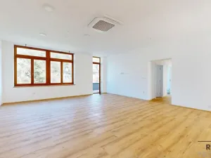 Prodej bytu 4+kk, Třebíč - Vnitřní Město, Karlovo nám., 119 m2