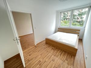 Pronájem bytu 2+kk, Praha - Troja, Hnězdenská, 36 m2