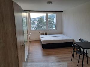 Pronájem bytu 1+kk, Praha - Radotín, Vrážská, 21 m2