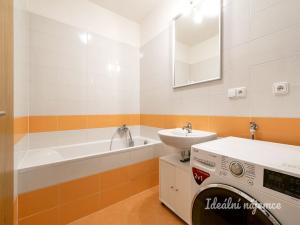 Pronájem bytu 2+kk, Praha - Horní Měcholupy, Modenská, 56 m2