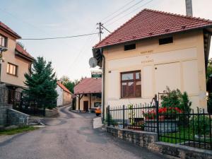 Prodej zemědělské usedlosti, Lešany - Břežany, 300 m2