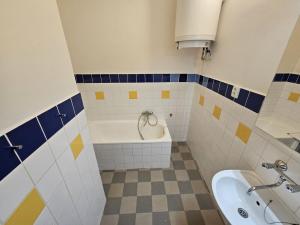 Pronájem bytu 2+kk, Praha - Nusle, Kloboučnická, 35 m2