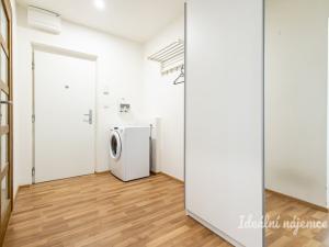 Pronájem bytu 2+1, Praha - Záběhlice, Želivecká, 55 m2