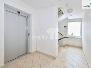 Pronájem bytu 1+kk, Praha - Horní Měcholupy, Modenská, 35 m2