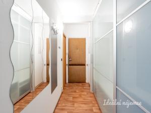 Pronájem bytu 2+kk, Praha - Podolí, Pujmanové, 39 m2