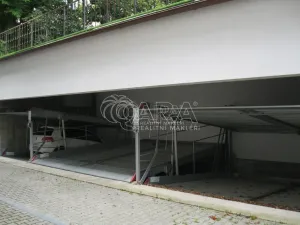 Pronájem garážového stání, Praha - Vinohrady, Voroněžská, 15 m2