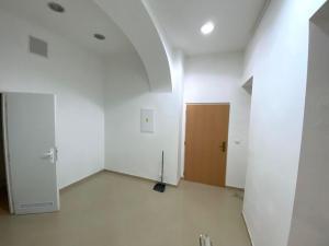 Prodej obchodního prostoru, Karlovy Vary, Mariánskolázeňská, 69 m2