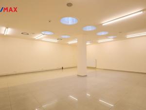 Prodej obchodního prostoru, Karlovy Vary, Divadelní náměstí, 100 m2