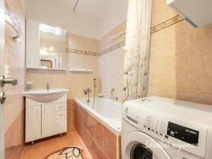 Pronájem bytu 3+1, Praha - Kobylisy, Rajmonova, 67 m2