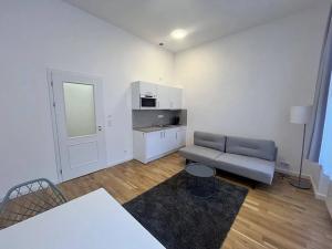 Pronájem bytu 1+kk, Praha - Vinohrady, Varšavská, 28 m2