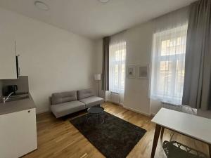 Pronájem bytu 1+kk, Praha - Vinohrady, Varšavská, 28 m2