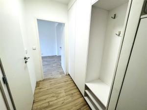 Pronájem bytu 2+kk, Cheb, Valdštejnova, 41 m2