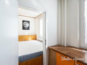 Pronájem bytu 1+kk, Praha - Troja, Sosnovecká, 28 m2