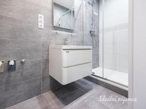 Pronájem bytu 2+kk, Praha - Hloubětín, Poděbradská, 53 m2