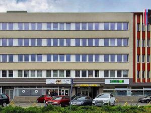 Pronájem garážového stání, Zlín, Lorencova, 12 m2