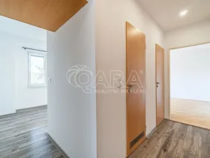 Pronájem bytu 2+kk, Kralupy nad Vltavou - Lobeček, nám. Mládežníků, 38 m2