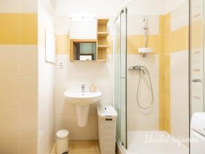 Pronájem bytu 1+kk, Praha - Horní Měcholupy, Hornoměcholupská, 31 m2