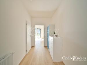 Prodej bytu 2+kk, Praha - Hloubětín, Laponská, 138 m2
