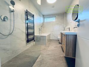 Prodej rodinného domu, Bavoryně - Na Lhotkách, 165 m2