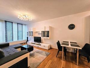 Pronájem bytu 2+kk, Praha - Holešovice, Komunardů, 55 m2