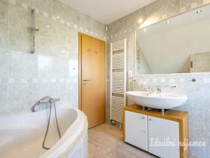 Pronájem bytu 5+kk, Praha - Kolovraty, Meduňková, 150 m2