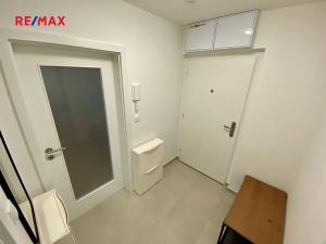 Pronájem bytu 2+kk, Praha - Modřany, Komořanská, 54 m2