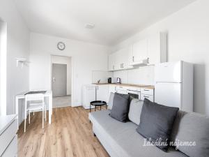Pronájem bytu 2+kk, Praha - Kyje, Za černým mostem, 37 m2