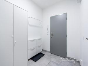 Pronájem bytu 2+kk, Praha - Kyje, Za černým mostem, 37 m2