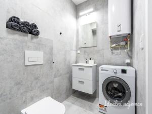 Pronájem bytu 2+kk, Praha - Kyje, Za černým mostem, 37 m2